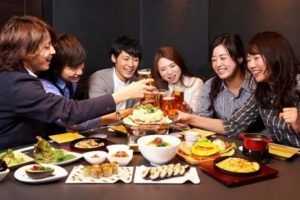 相席居酒屋は男女が出会える居酒屋！特徴やシステムは？